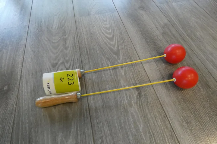 2x Schwungball, rot/gelb, mit Holzgriff